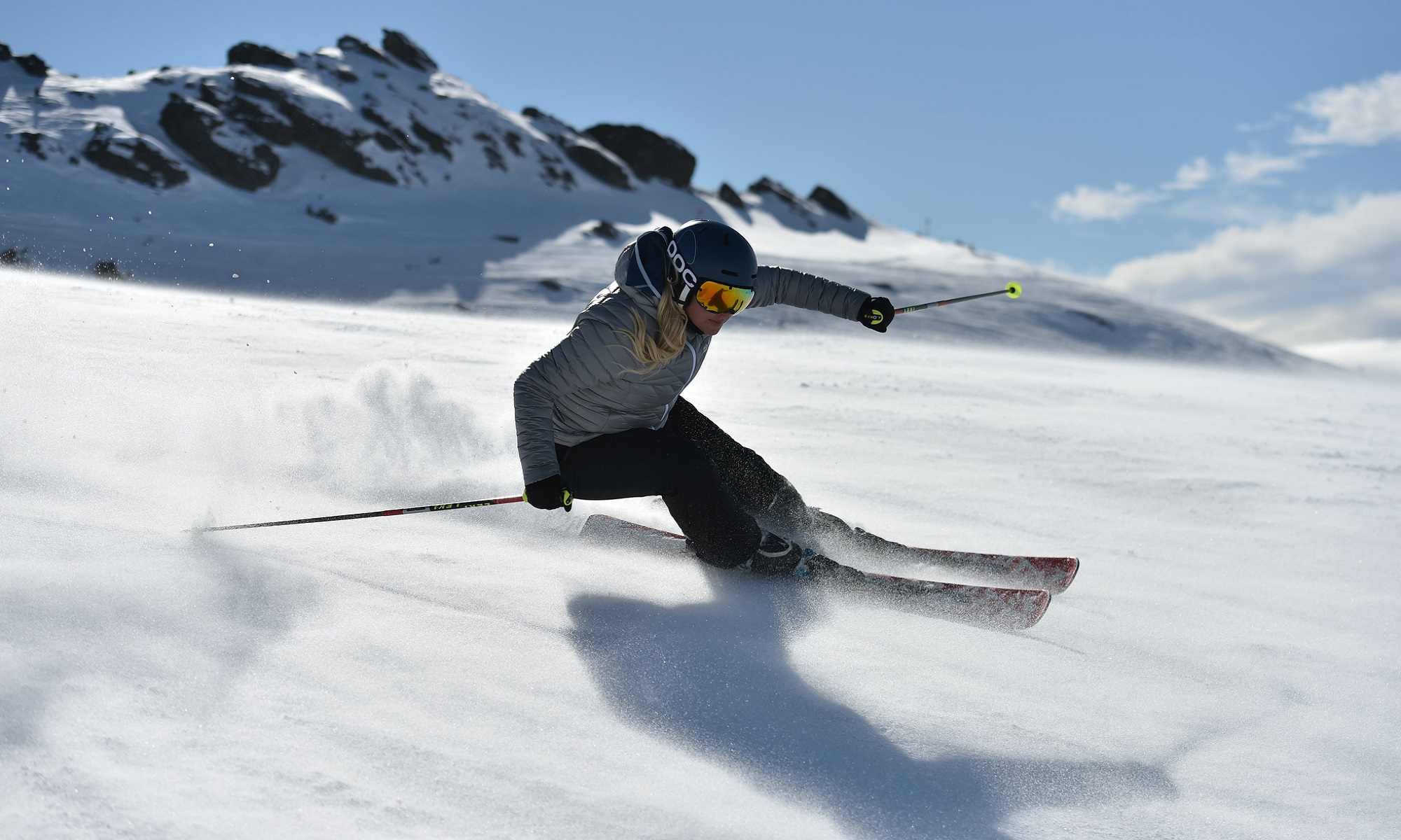 Chemmy Alcott, ski~mojo's ambassador skiing with the support of ski~mojo. Photo: ski~mojo. Old knees do not need to mean no more skiing!