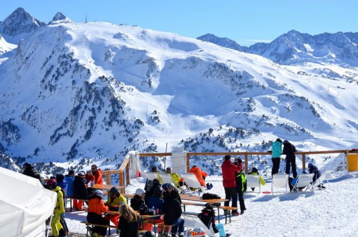 Photo: Baqueira Beret. Swiss urged to 'hit the slopes' to save ski season. The situation for skiing in December in the rest of Europe.