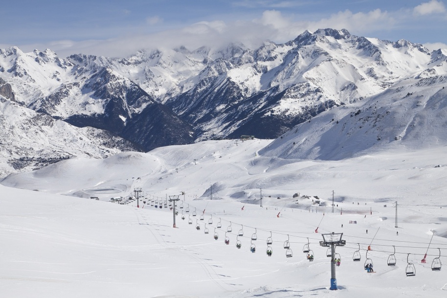 Formigal-Panticosa photo. Green light in Formigal for installation on a new chairlift.