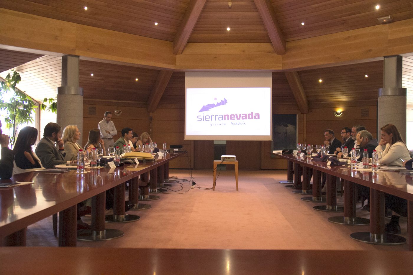 Administrative Council of CETURSA in meeting. Sierra Nevada: Cetursa approves an investment of 10 million for the next season and addresses the installation of a new ski lift. Photo: CETURSA.