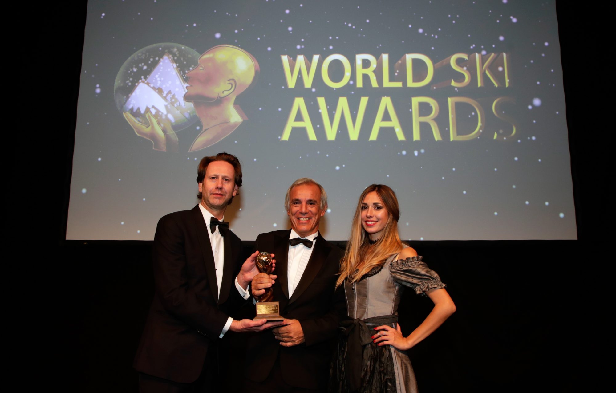 Juan Cruz Adrogue of Chapelco receives his award for a Monumental Contribution to the Ski Tourism at the World Ski Awards. Photo: World Ski Awards & Cerro Chapelco. Today opens Chapelco #AbreChapelco.