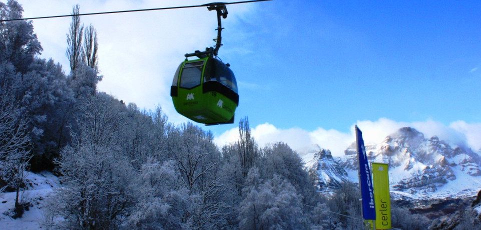 Formigal-Panticosa photo. Green light in Formigal for installation on a new chairlift.