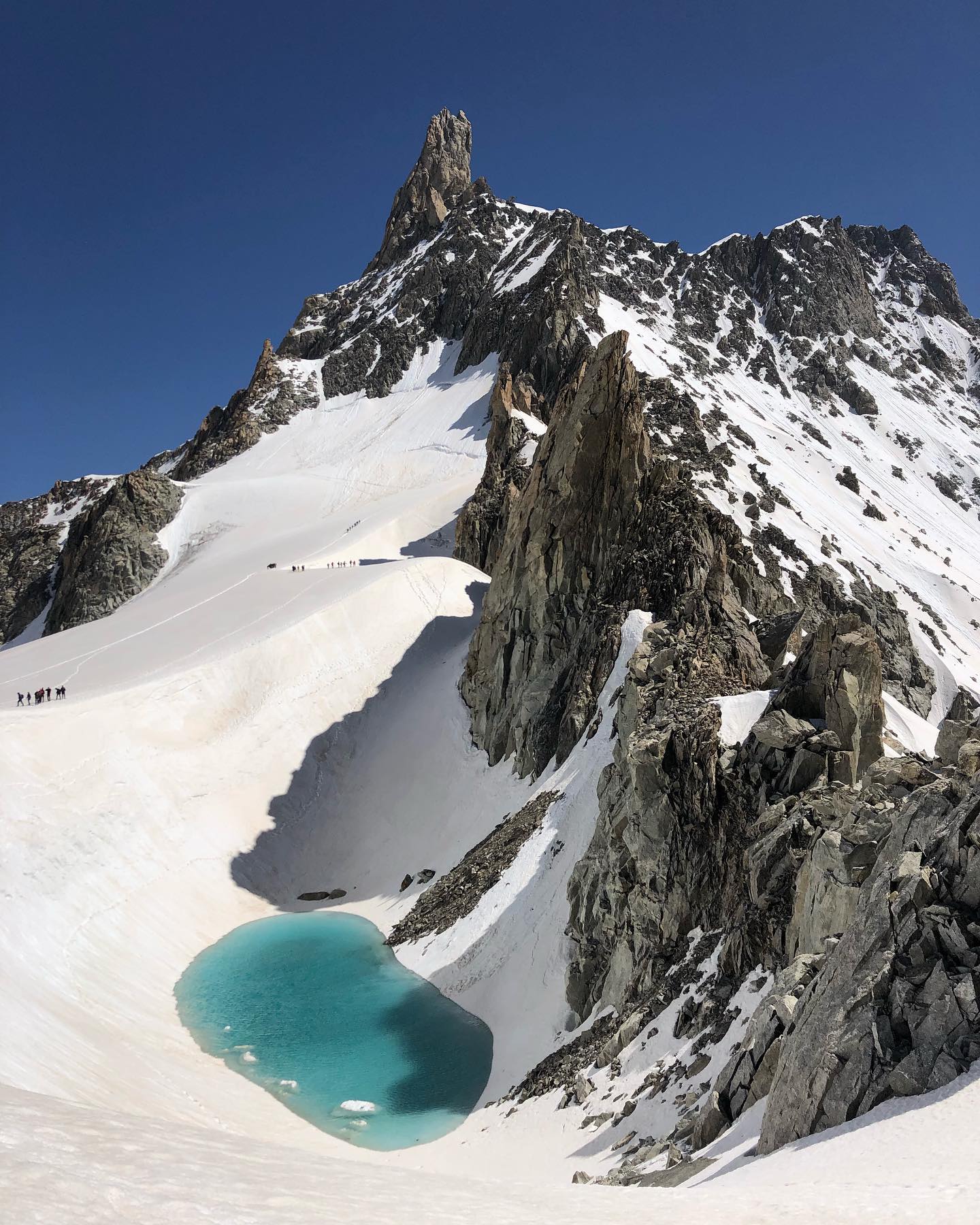 Guide du Mont Blanc Gianlucca Marra witnessed the 'ephemeral lake' by the Dent de Géant. Montagna Sicura. An ‘ephemeral lake’ appeared on the Mont Blanc massif due to warm record temperatures.
