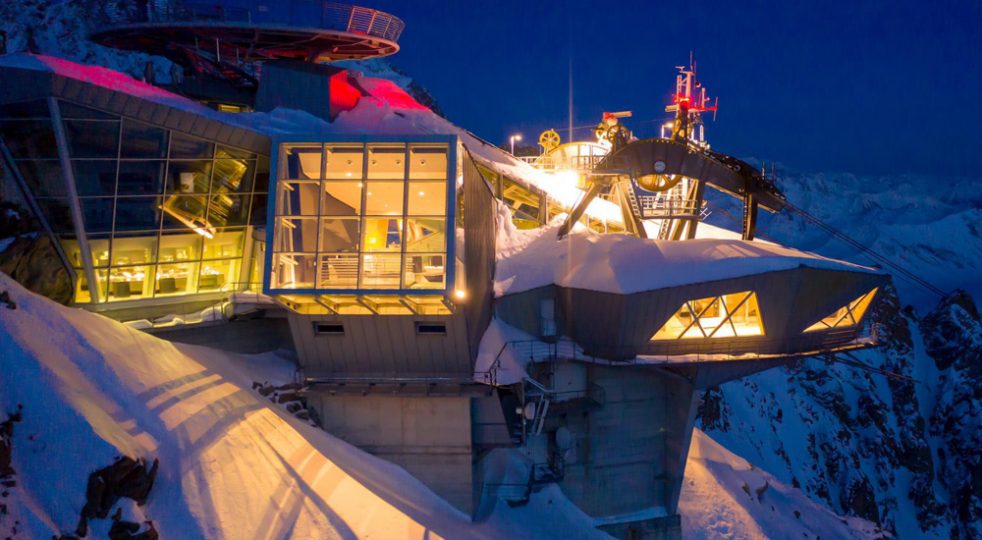 Skyway Monte Bianco. La Feltrinelli at 3,466 m. Photo Lorenzo Passioni. A Feltrinelli bookshop at an altitude of 3466: Europe's highest bookshop opens on Mont Blanc