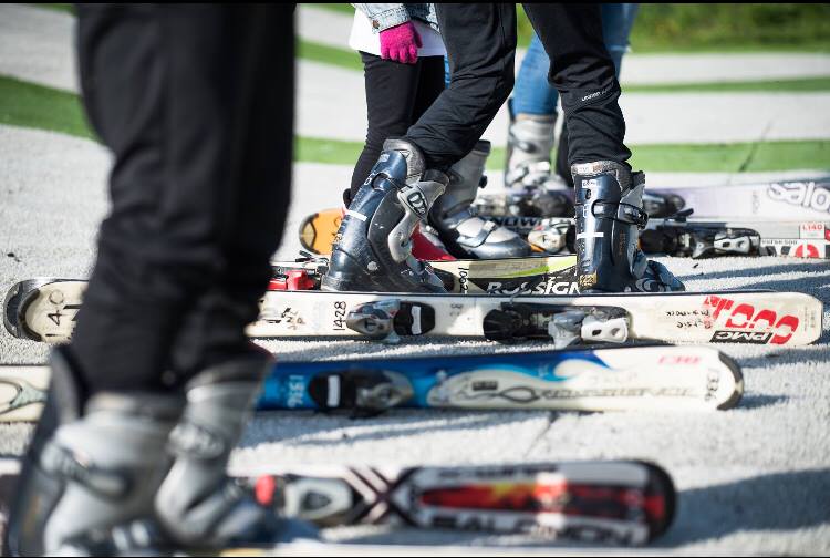 Swandlincote Snowsports Centre. Photo courtesy of Ridestore Magazine. A Quick Guide to Indoor Skiing & Dry Slopes In The UK.
