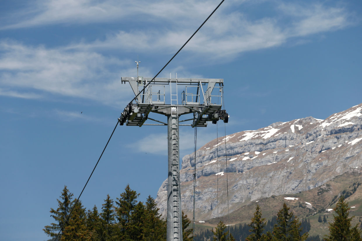 A lift employee has died and six were injured in an accident while maintaining a lift from Titlis Bergbahnen. 