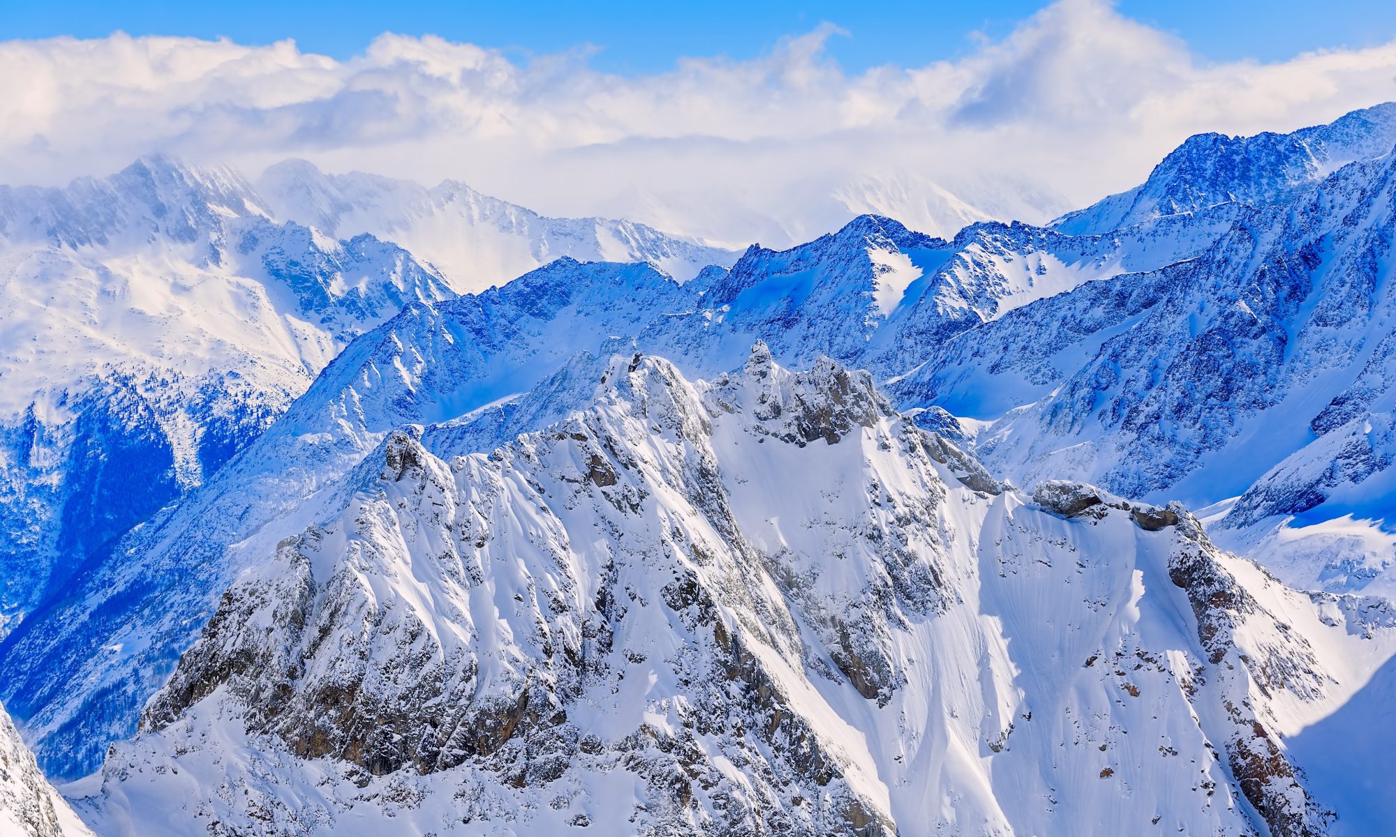A lift employee has died and six were injured in an accident while maintaining a lift from Titlis Bergbahnen. Titlis Gadmen - Photo: Denis Linine-Unsplash.