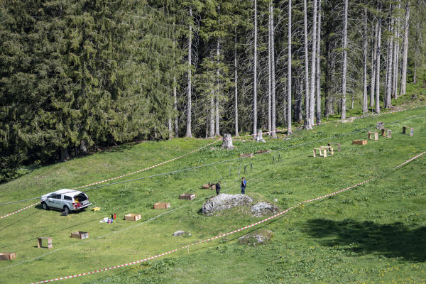 The accident site closed off by the police after an accident during the inspection of the Titlis cable car between Engelberg and Stand, on Wednesday, June 5, 2019, in Engelberg, Switzerland. (KEYSTONE/Urs Flueeler)  A lift employee has died and six were injured in an accident while maintaining a lift from Titlis Bergbahnen. 