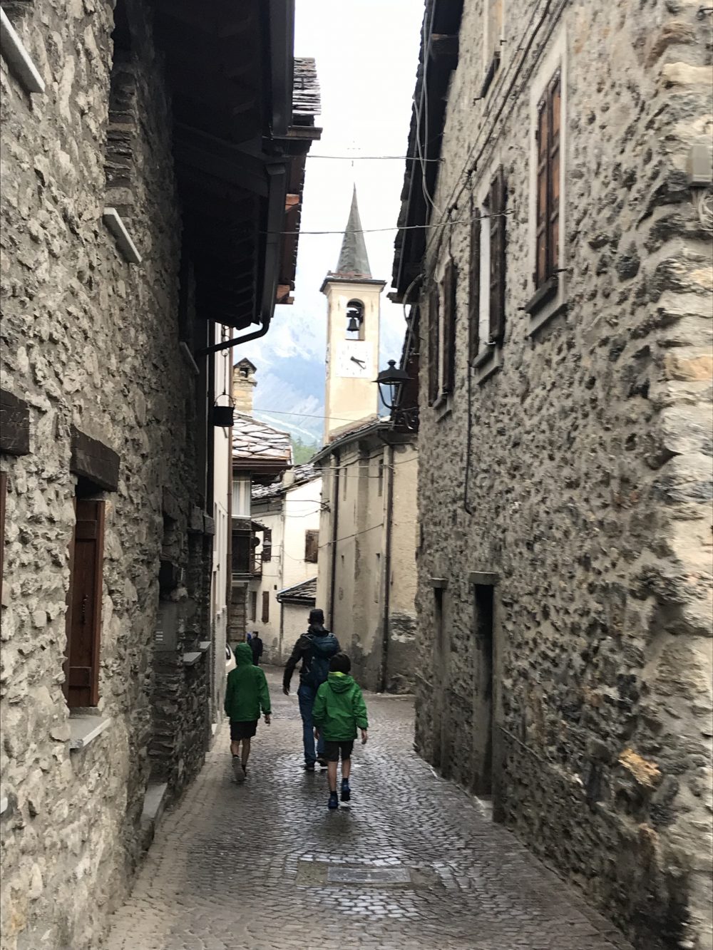 Through the little roads of Dolonne. Photo: The-Ski-Guru. Our summer in the mountains – one week in Courmayeur.