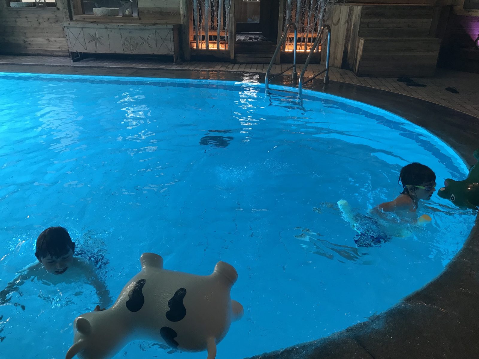 The boys in the inside-part of the swimming pool of the Gran Baita Hotel. Photo: The-Ski-Guru. Our summer in the mountains – one week in Courmayeur.