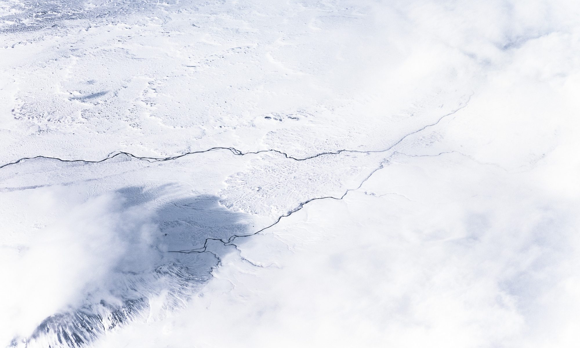 Snow cracks. Photo: Anders Jilden. Unsplash. Snow Cracks in the Central Zone of Chile: "This is a situation that should not be overlooked."