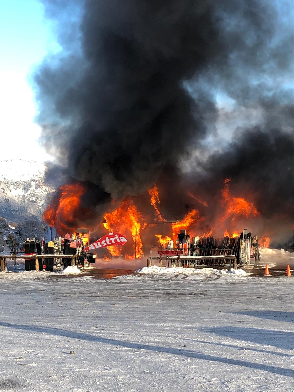 Fire of the rental shop Austria in the base of Chapelco, in San Martin de los Andes. Second fire at Chapelco Ski Resort within a couple of weeks.