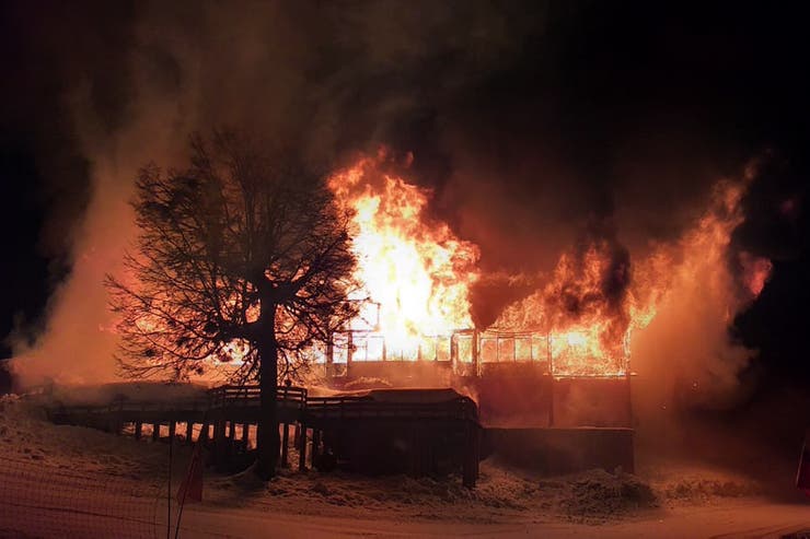 Fire of Antulauquen restaurant, a couple of weeks in Chapelco. Second fire at Chapelco Ski Resort within a couple of weeks. 