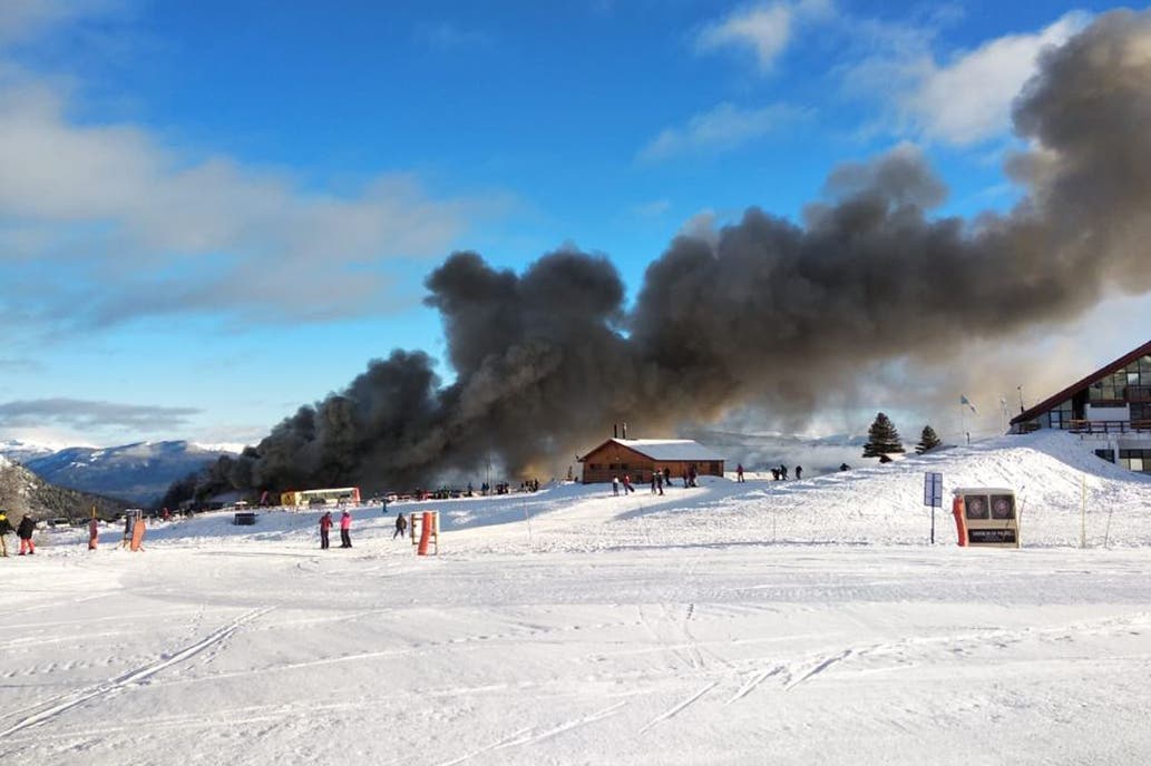 The fire started in the rental shop Austria. Photo in Twitter by @Flor4_Piscicelli. Second fire at Chapelco Ski Resort within a couple of weeks. 