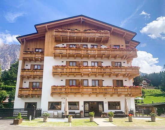 Càmina Suite and Spa Hotel in Cortina, now a 4 stars hotel with a spa. What’s new in Cortina for the 2019-2020 Winter Season. 