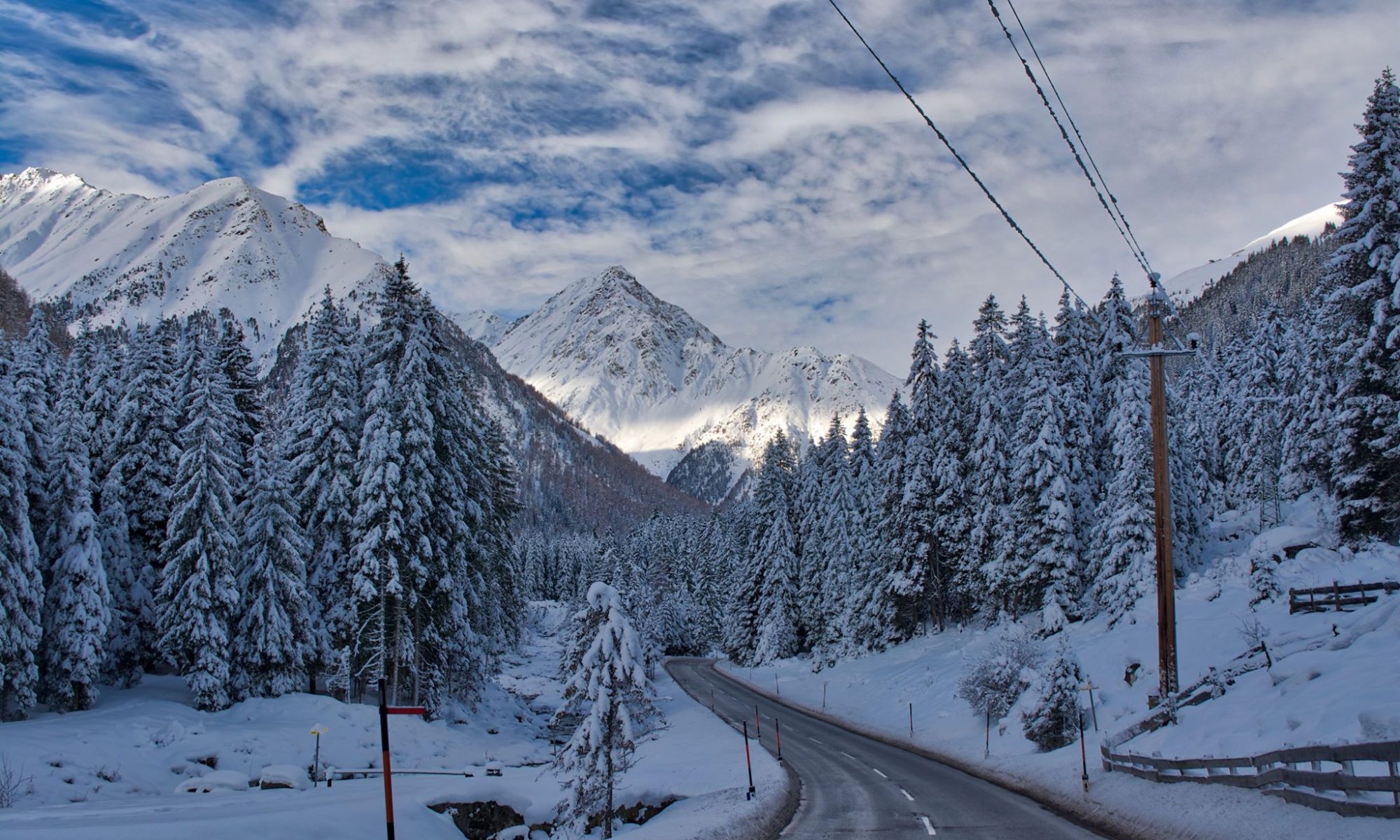 What to buy to the skier or boarder at heart for Christmas. Photo Unsplash.