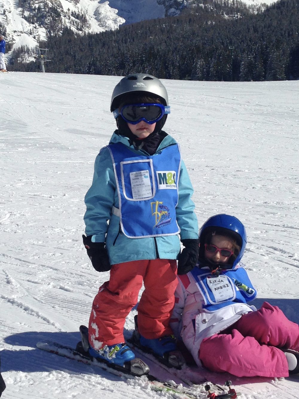 My youngest at his ski lesson. If you check the tip of the skis, you will distinguish the Edgie Wedgie that allowed him. 7 things that can help you when taking kids skiing. to not cross his skis while learning. 