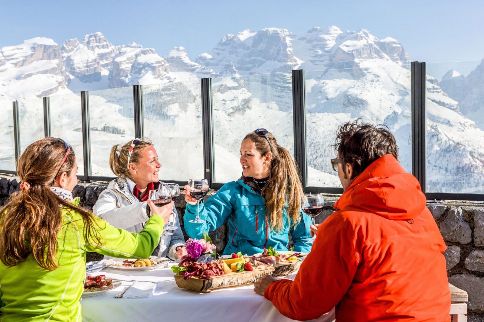 Piste 5 in Madonna di Campiglio, Ski to lunch. Photo: A. Trovati. Trentino Marketing. The COVID-19 and the domino effect closing ski resorts.