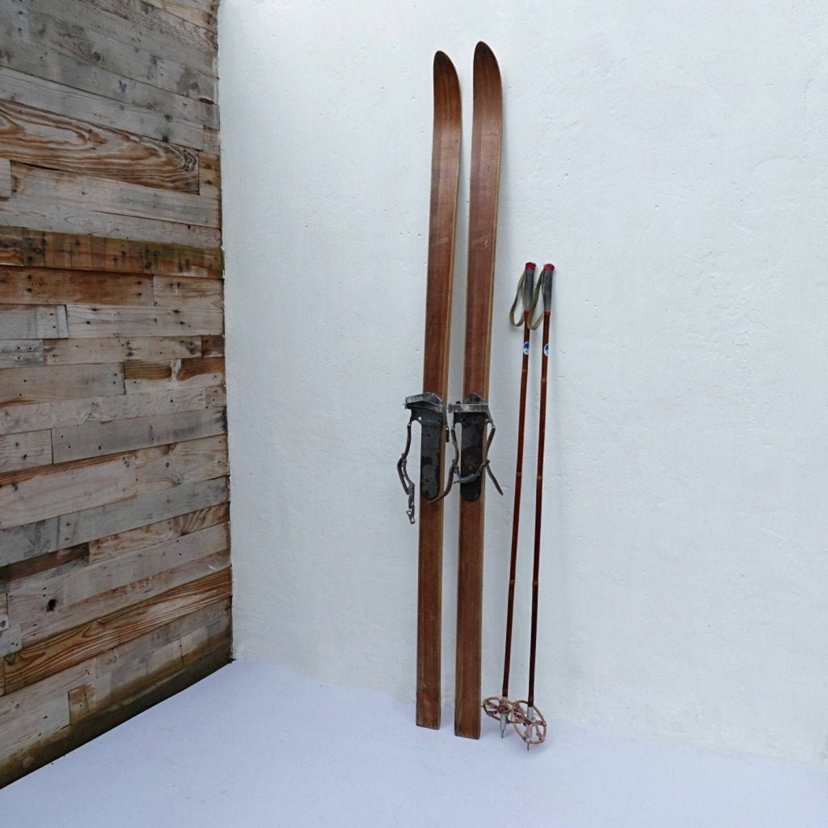 Vintage Skis look great on a ski chalet. Stay at the Heart of the Valdigne to ski in Courmayeur, La Thuile and Pila/Aosta