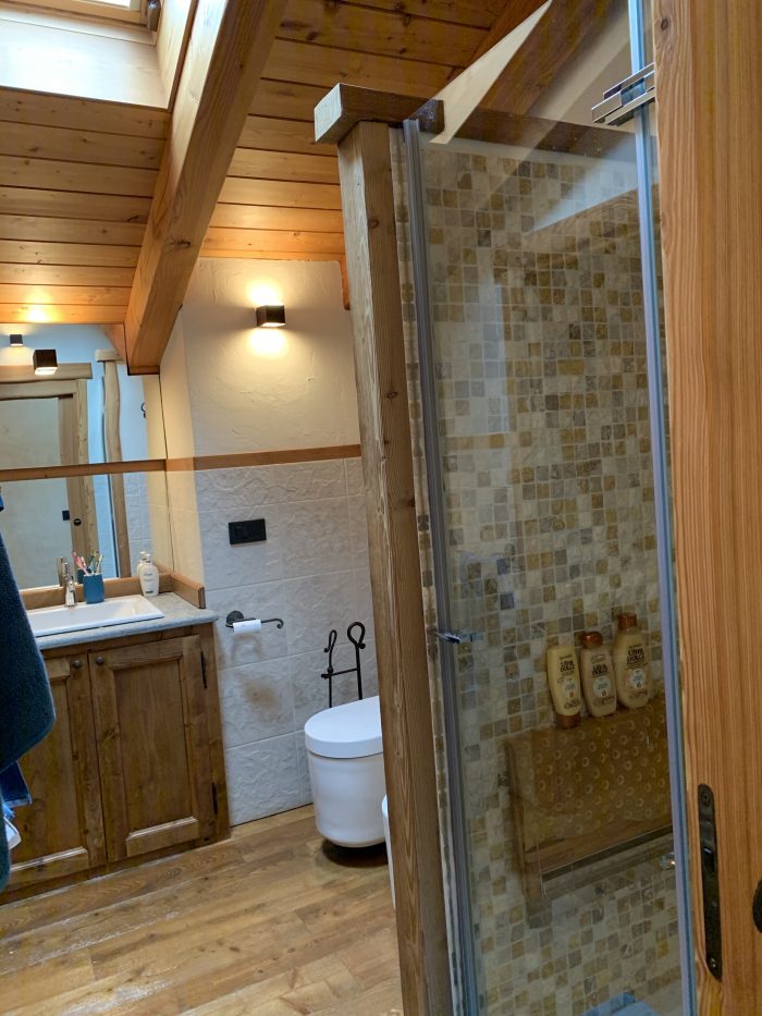 The upstairs shower room at Il Cuore della Valdigne. Stay at the Heart of the Valdigne to ski in Courmayeur, La Thuile and Pila/Aosta.