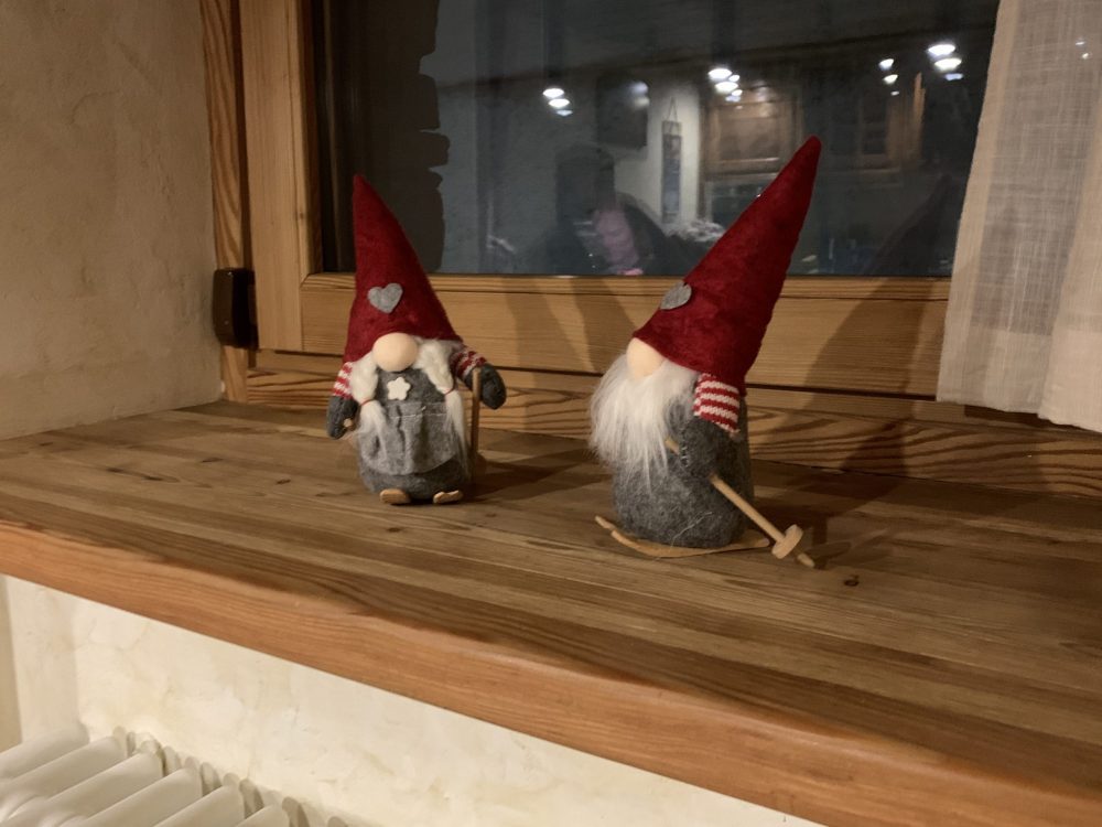 A detail on the window of the dining room. These are the typical elves from the Alps.