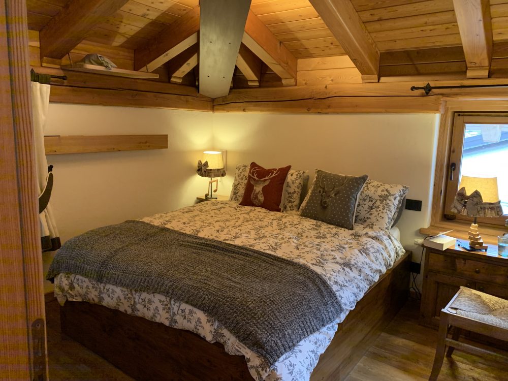 Main double bedroom with en-suite shower room at Il Coure della Valdigne. Stay at the Heart of the Valdigne to ski in Courmayeur, La Thuile and Pila/Aosta.
