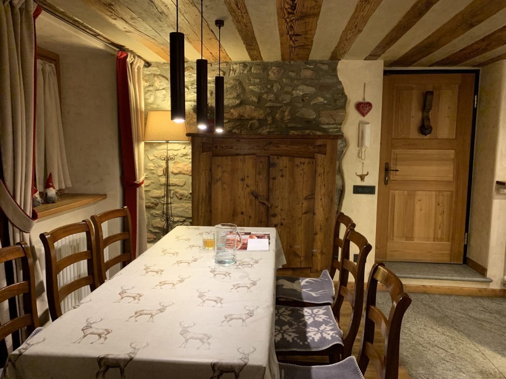 Dining Room at Il Cuore della Valdigne. Stay at the Heart of the Valdigne to ski in Courmayeur, La Thuile and Pila/Aosta.