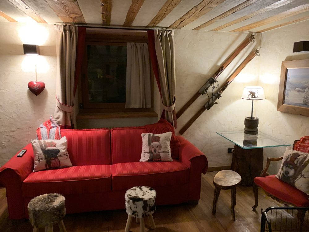 Living room at Il Cuore della Valdigne. Stay at the Heart of the Valdigne to ski in Courmayeur, La Thuile and Pila/Aosta.