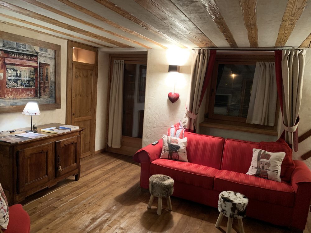 Living room at Il Cuore della Valdigne. Stay at the Heart of the Valdigne to ski in Courmayeur, La Thuile and Pila/Aosta.