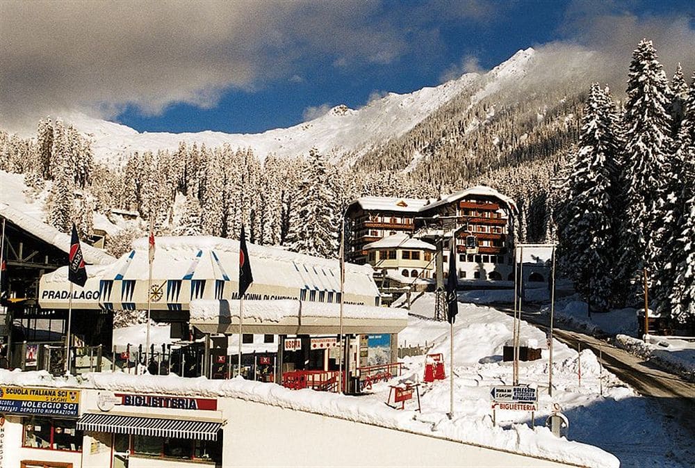 The Hotel Bertelli with its great location just across the Pradalago lift that serves intermediate slopes. The Ski Area Campiglio Dolomiti di Brenta is opening its 2019/20 ski season. News of the resort. 