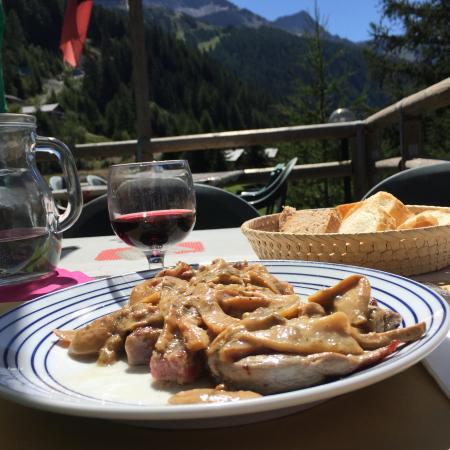 Tagliata ai funghi at the Restaurant La Fodze. A Foodie Guide to on-Mountain Dining in Courmayeur.