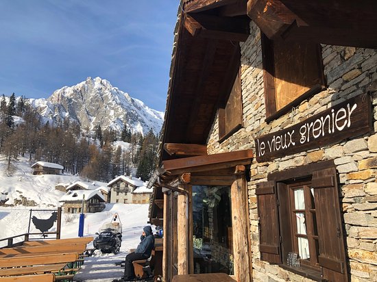 Le Vieux Grenier exterior. A Foodie Guide to on-Mountain Dining in Courmayeur.