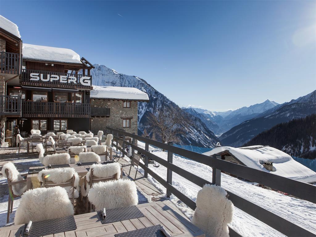 The terrace at Super G, sun-soak, party, après, and also lunch and coffees. A Foodie Guide to on-Mountain Dining in Courmayeur. 
