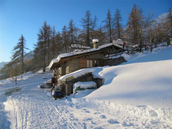 Alpetta Mountain Restaurant. A Foodie Guide to on-Mountain Dining in Courmayeur.