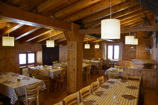 Interior of Restaurant Alpetta. A Foodie Guide to on-Mountain Dining in Courmayeur. 