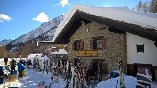 Chateau Branlant exterior. A Foodie Guide to on-Mountain Dining in Courmayeur.