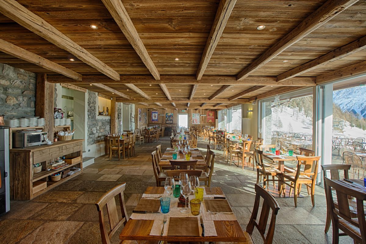 La Chaumiere gourmet side interior. A Foodie Guide to on-Mountain Dining in Courmayeur. 