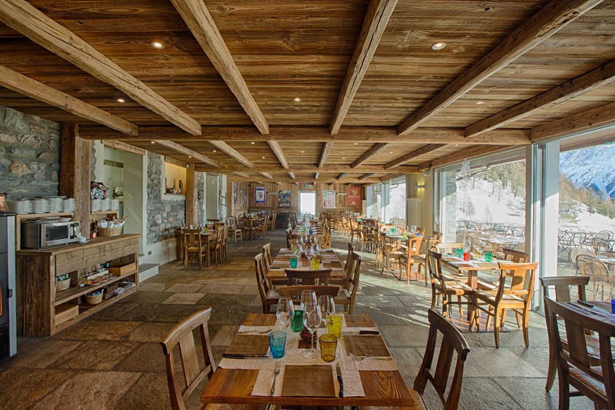 La Chaumiere gourmet side interior. A Foodie Guide to on-Mountain Dining in Courmayeur.