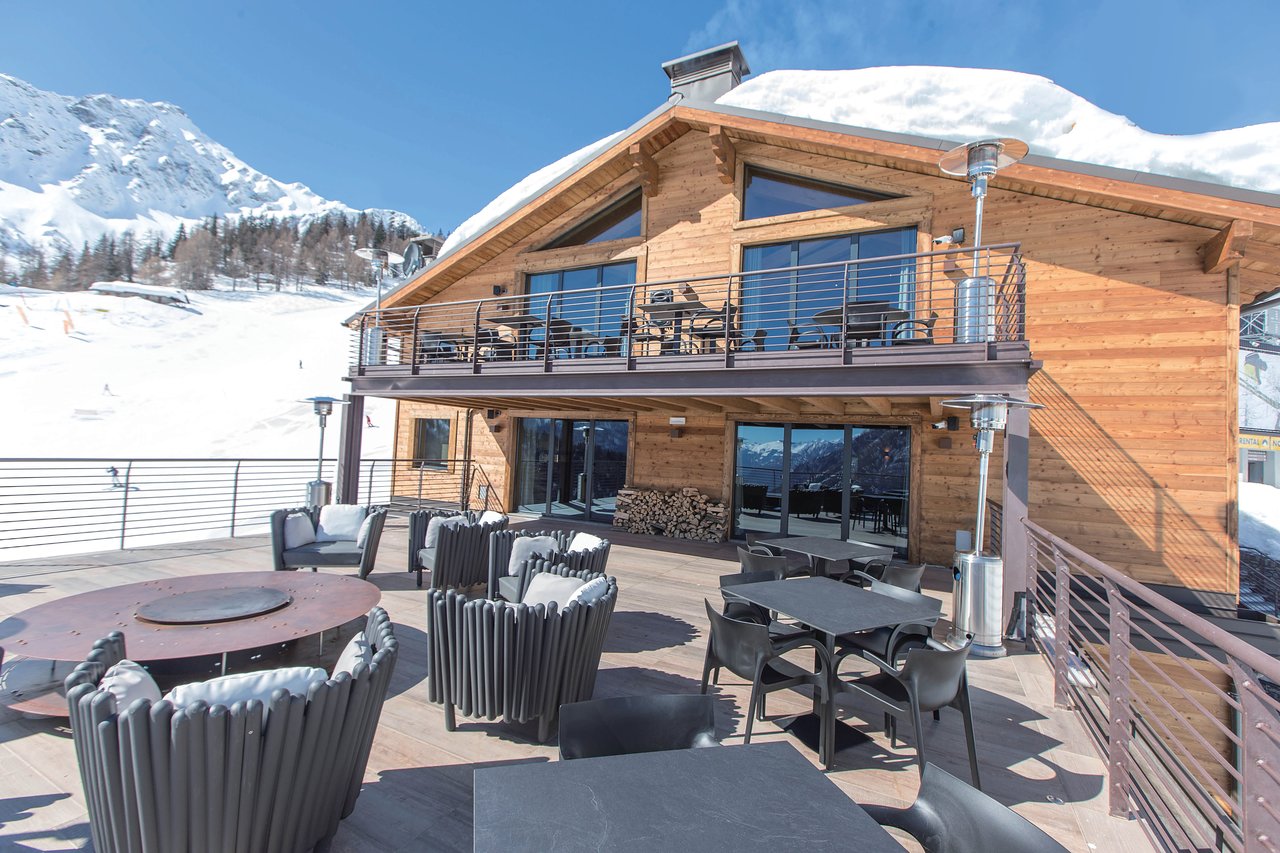 The terrace at La Loge du Massif. A Foodie Guide to on-Mountain Dining in Courmayeur. 