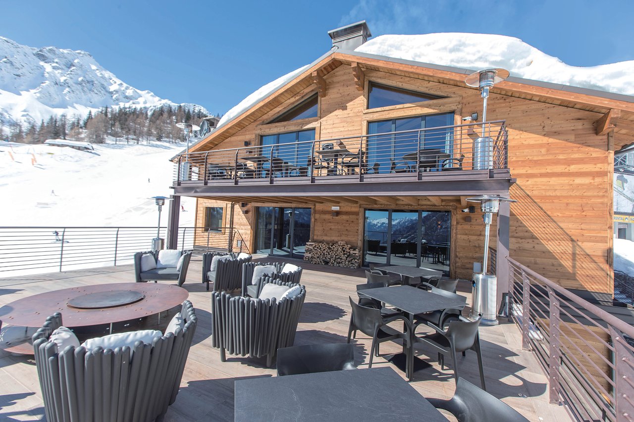 The terrace at La Loge du Massif. A Foodie Guide to on-Mountain Dining in Courmayeur.