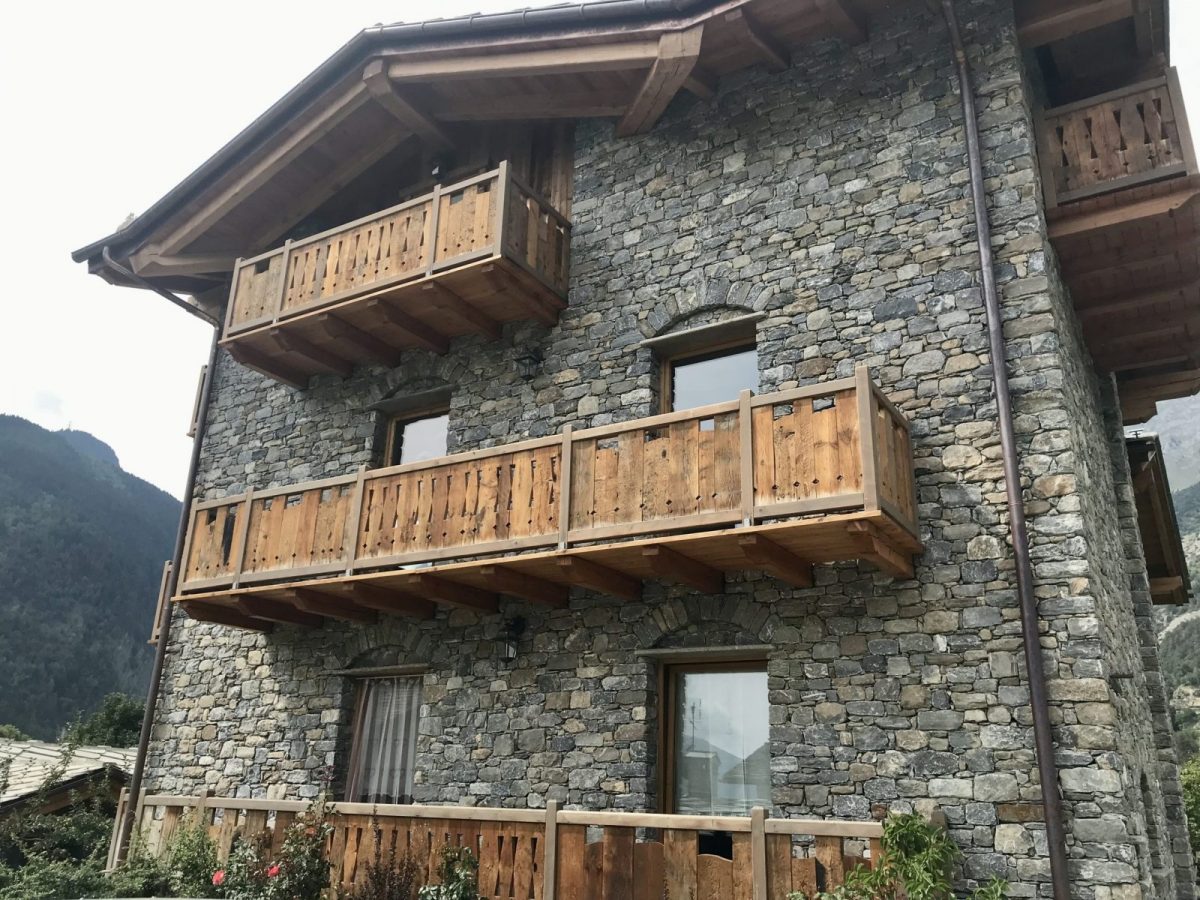 The first flat I've seen with Marco of Isigest was this one on the sunny Villair de Morgex, surrounded by vineyards. My experience of buying a home in the Italian Alps.