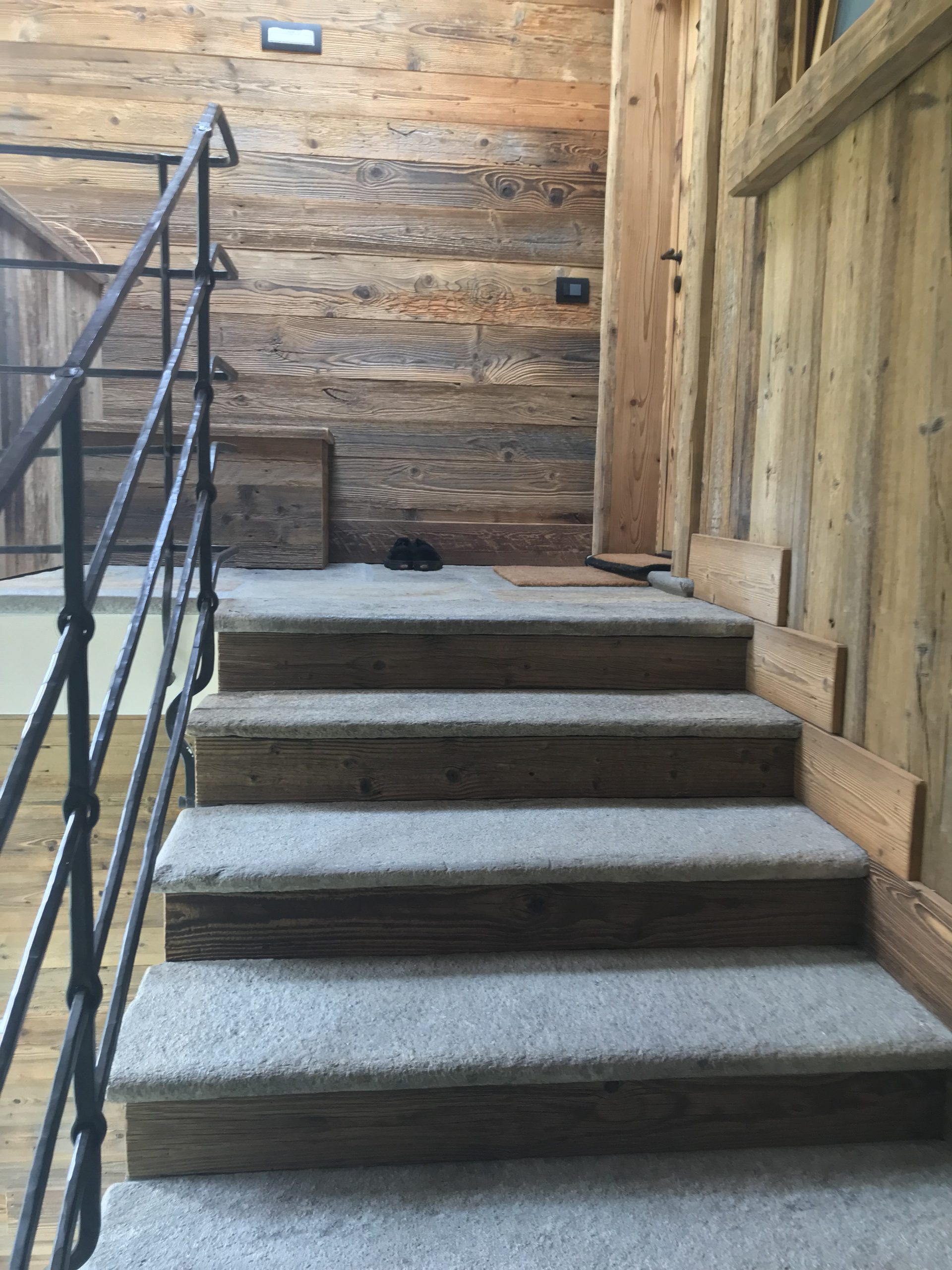 Detail of the stairs' work of the first flat we've seen with Marco, built by Santangelo. My experience of buying a home in the Italian Alps.