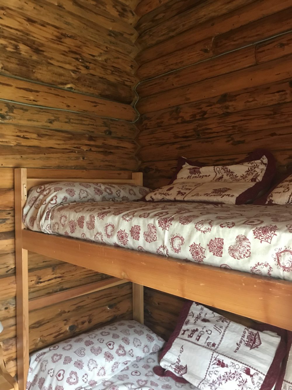 Second bedroom with two bunks in the house of Chabodey. 