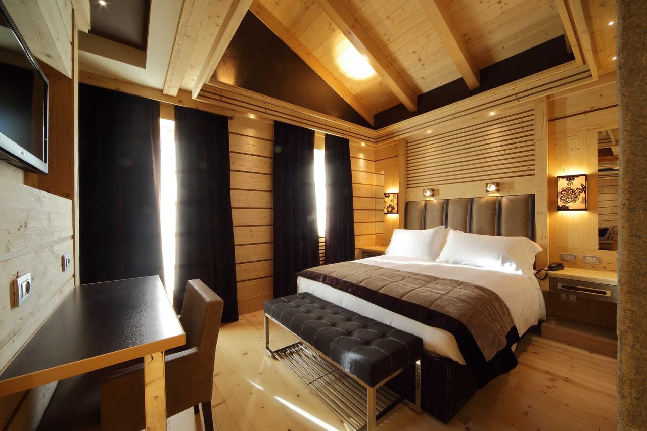Book your stay at the Hotel Rosapetra here. Cortina, an example of resilience in the tourism sector.