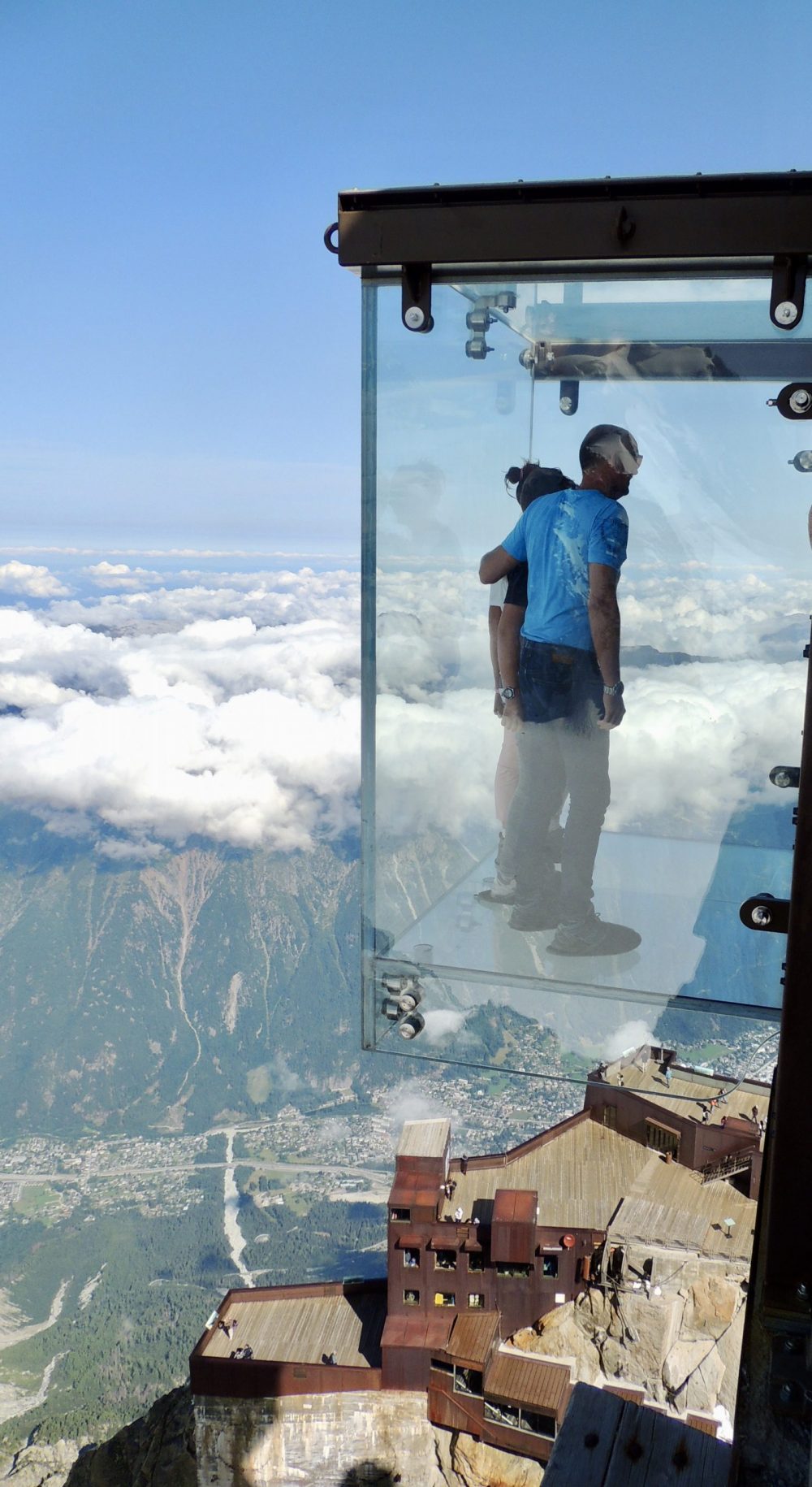 The famous Step into the Void. It seems great, but my kids were not playing ball, so I've thought we were not going to queue to get in. Just went around the terrace to take a pic of it from the other side. Aiguille du Midi vs Punta Helbronner – which one you should do?