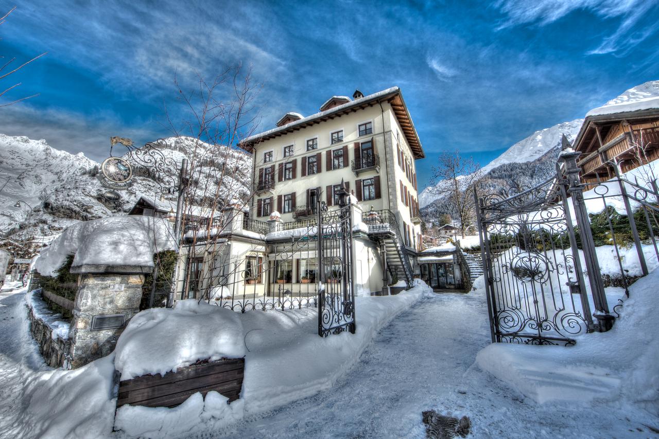 Villa Novecento is in the quiet area of Larzey in Courmayeur. Aiguille du Midi vs Punta Helbronner – which one you should do? Book your stay at Villa Novecento here. 