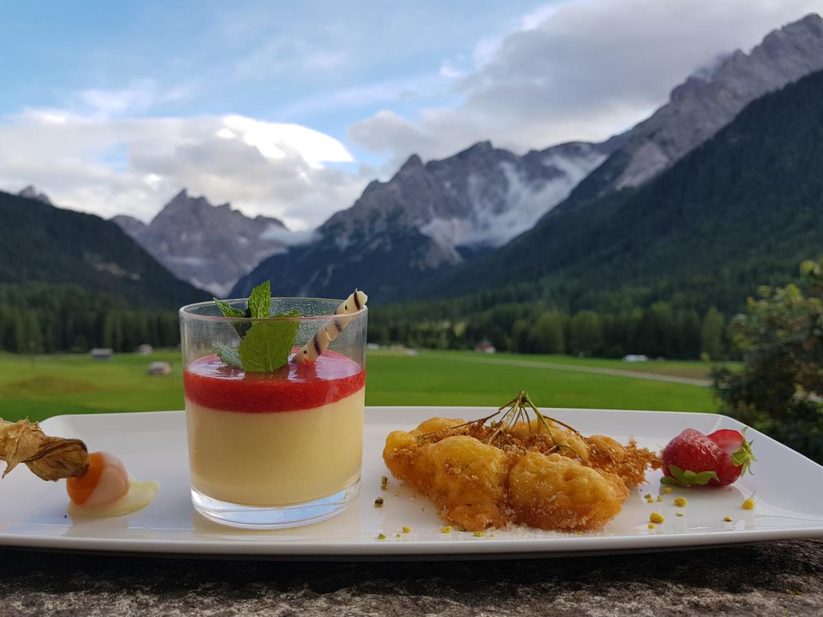 An afternoon tea al fresco at the Hotel Tre Cime Sesto. Book here your stay at the Hotel Tre Cime. Drei Zinnen will continue with its plan to install the Helmjet Sexten 10-seater cable car.