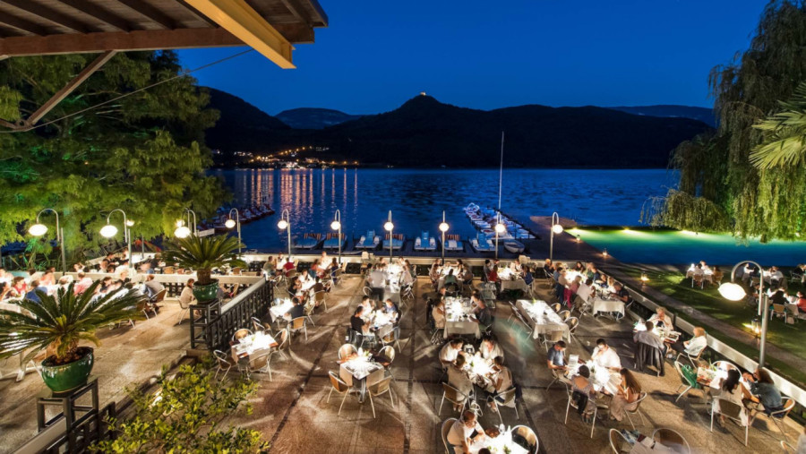 Resto Grettl am See by night.