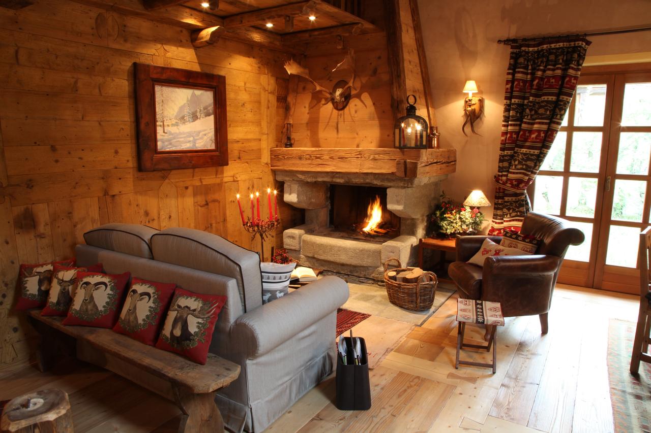 A living room in one of the cabins of Au Coeur des Neiges. Aiguille du Midi vs Punta Helbronner – which one you should do? Book your stay at Au Couer des Neiges here.
