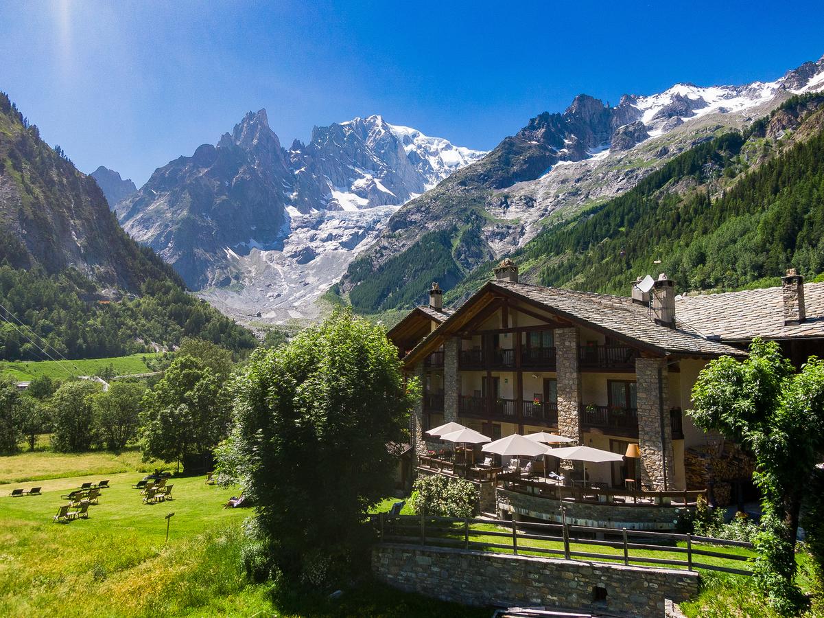 The exterior of L'Auberge de la Maison with the Monte Bianco on the backdrop. Aiguille du Midi vs Punta Helbronner – which one you should do? Book your stay at L'Auberge de la Maison here.